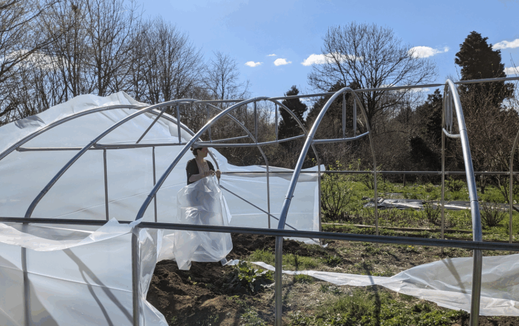 Je fais quoi avec la bâche ? construction de la serre
