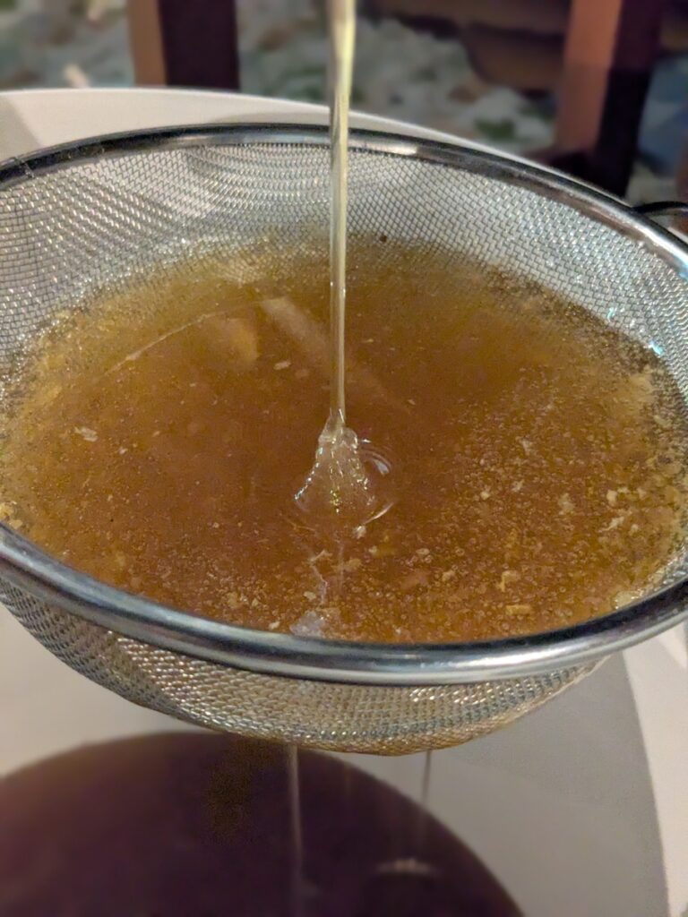Filtrage du miel après extraction
